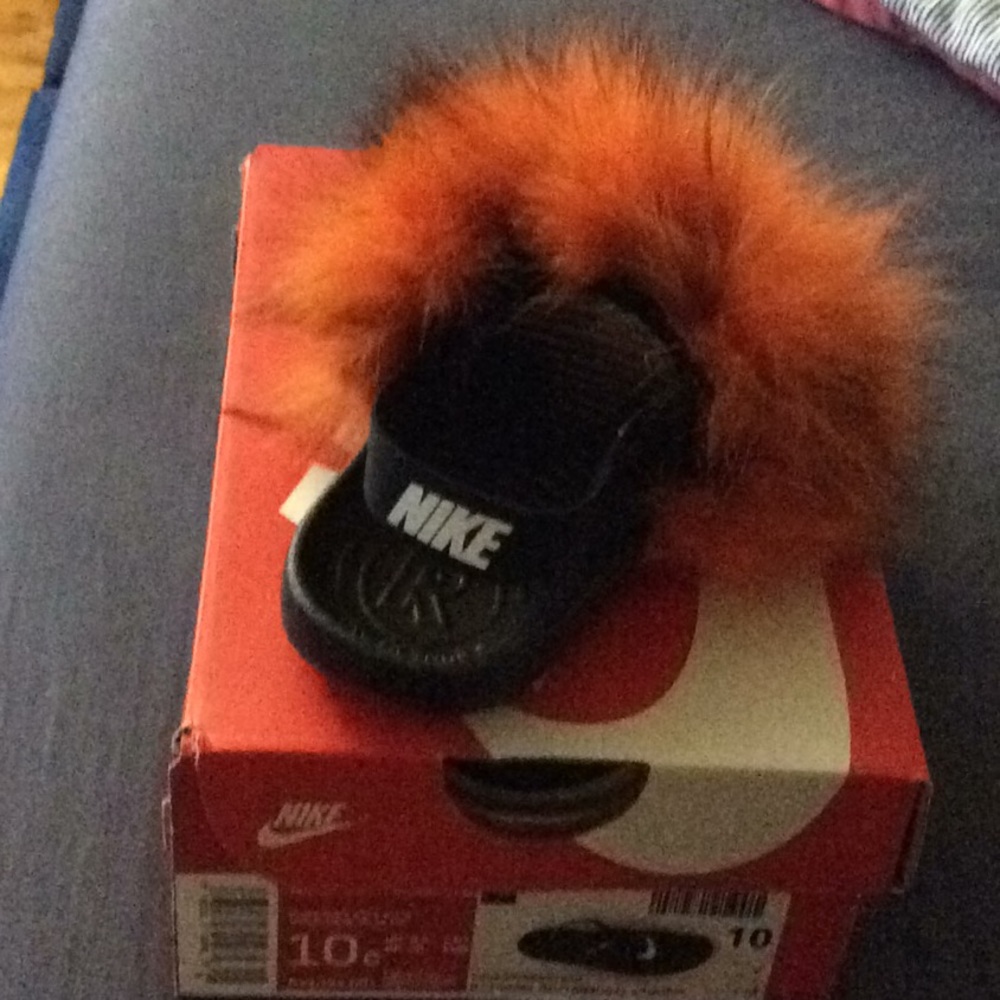 Toddler fur Nike slides